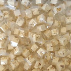PETITS CUBES NOUGAT AUX AMANDES 100G